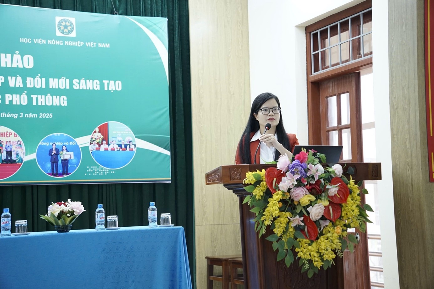 Bà Đỗ Thị Kim Hương – Giám đốc trung tâm QHCC&HTSV, Học viện Nông nghiệp Việt Nam trình bày tham luận: Hoạt động khởi nghiệp của sinh viên Học viện Nông nghiệp Việt Nam